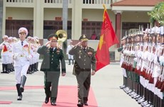 越南国防部长吴春历与柬埔寨国防大臣迪拜举行会谈 