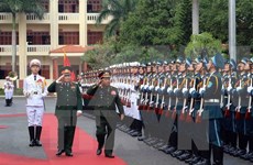 老挝高级军事代表团对越南进行正式访问