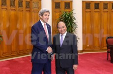 越南政府总理阮春福会见美国国务卿约翰•克里