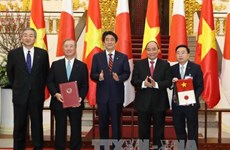 越南政府总理阮春福与日本首相安培晋三举行会谈