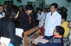 日本首相夫人访问河内康复医院 会见参与“东南亚与日本青年船计划”的越南代表