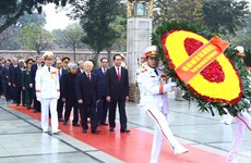越南党和国家领导人拜谒胡志明主席陵墓 向英烈纪念碑敬献花圈