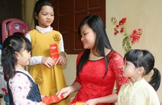 越南人春节习俗： 派红包  