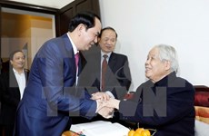 越南国家主席陈大光向100岁大寿的原总书记杜梅祝寿