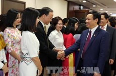 越南政府副总理王廷惠来到两家银行“冲年喜”