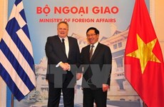 越南政府副总理兼外交部长范平明与希腊外交长尼科斯举行会谈