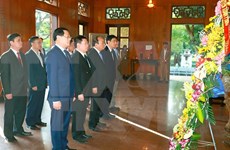 越南政府总理阮春福来到金莲遗迹区 向胡志明主席敬香