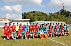 越南谅山省足球队与中国凭祥市足球队友谊赛在谅山省举行