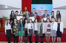 越南妇女联合会向国内外专家授予“致力于越南妇女的发展”纪念章