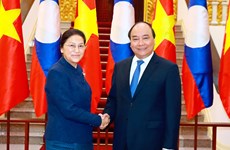 越南政府总理阮春福会见老挝国会主席巴妮•雅陶都