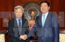 胡志明市委书记丁罗升会见亚洲基础设施投资银行行长