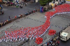 3000名女生身穿奥黛游行  庆祝胡志明市奥黛节