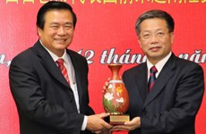 中国广西百色市代表团访问越南隆安省