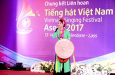 越南—东盟歌唱比赛闭幕 旅泰越侨阮氏金莲的节目赢得一等奖