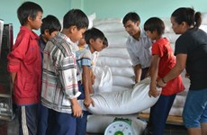 越南得农省8500多名贫困生获得大米援助