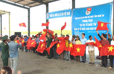 向越南乂安省渔民赠送2000面国旗