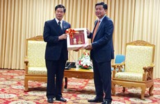 老挝向胡志明市授予一级发展勋章