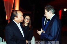 越南政府总理阮春福突然出现在“2017年越南潜在之美”晚会并同外国商界人士亲切交流