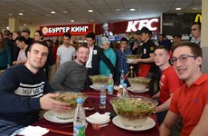 “巨碗河粉”竞吃比赛在俄罗斯举行  许多俄罗斯人报名参赛