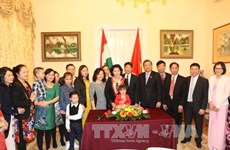 越南国会主席阮氏金银会见越南驻匈使馆工作人员及旅居匈牙利越南人