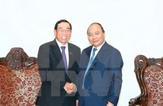 越南政府总理阮春福会见老挝公共工程与运输部部长本赞•辛塔翁