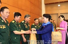 阮氏金银主席会见越南人民军第二军团老战士代表团