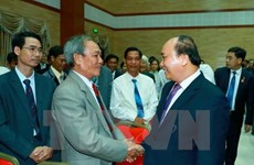 越南政府总理阮春福前往越南驻柬大使馆慰问工作人员