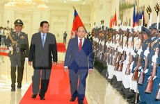 越南政府总理阮春福与柬埔寨首相洪森举行会谈