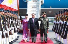  阮春福总理抵达马尼拉出席第30届东盟峰会