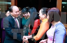政府总理阮春福与越南驻菲律宾大使馆干部职员和旅菲越侨会面
