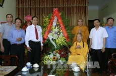 越南祖国阵线中央委员会领导走访慰问越南佛教教会证明理事会副法主