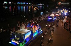 岘港市环城巡游活动热闹登场