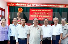 越南政府总理阮春福与海防市选民们接触