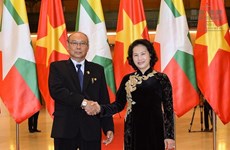 越南国会主席阮氏金银与缅甸上议院议长曼温凯丹举行会谈