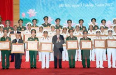 陈大光出席国防部举行的科技领域胡志明奖颁奖仪式