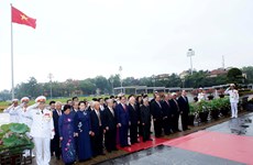 越南党和国家领导人拜谒胡志明主席陵墓
