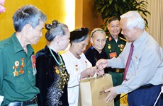 越南国会副主席汪朱刘会见河静省为国立功者代表团