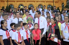 越南国家主席陈大光与全国优秀特困儿童会面