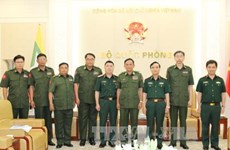 越南人民军副总参谋长范红香会见缅甸军队通信局代表团