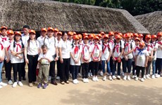 旅居海外越南人国家委员会领导与越裔老挝儿童会面