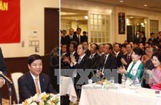 阮春福总理探访越南驻日本大使馆   与旅日越侨代表会面
