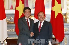 阮春福总理与日本首相安倍晋三进行会谈