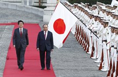 日本首相安倍晋三举行隆重仪式 欢迎越南政府总理阮春福访日