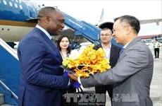 海地参议长尤里•拉托尔蒂抵达河内开始对越南进行正式访问