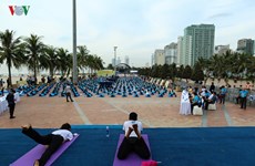 数千人参加瑜伽集体表演 庆祝第三次国际瑜伽日