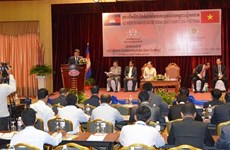 越柬两国团结一致 加强友好合作 共谋发展