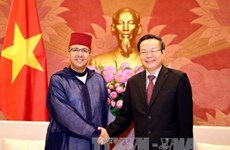 越南国会副主席冯国显会见摩洛哥驻越南大使阿兹丁·法赫尼
