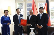 越南政府总理阮春福探访越南驻德国法兰克福总领事馆