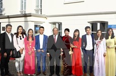 阮春福总理访问越南驻荷兰大使馆 