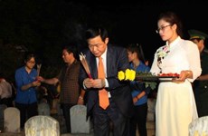 “越老之壮歌”点燃蜡烛表示感恩之心艺术表演活动在越南乂安省举行